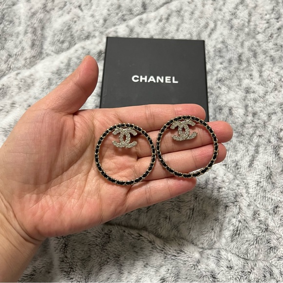 🚫SOLD🚫🌺🌸CHANEL XL CC Logo Leather Hoop Earrings in Gold Tone Hardware🌸🌺 - Picture 6 of 8